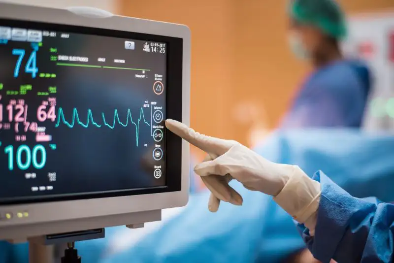 Herzfrequenzmonitor zeigt Vitalwerte in einem Krankenhaus anzeigt