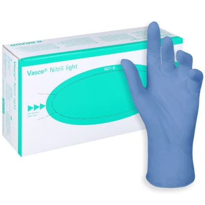 Blauer Nitrilhandschuh vor einer Spenderbox