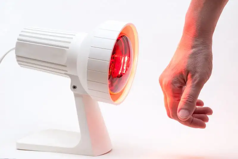Hand vor einer Infrarotlampe