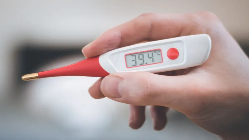 Digitales Thermometer zeigt 39,4°C an