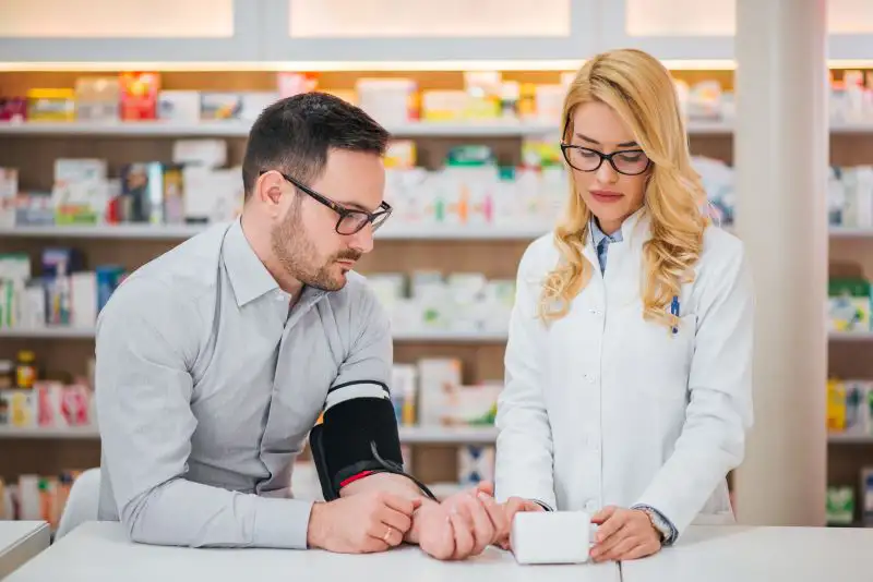 Man lässt sein Blutdruck in einer Apotheke messen 