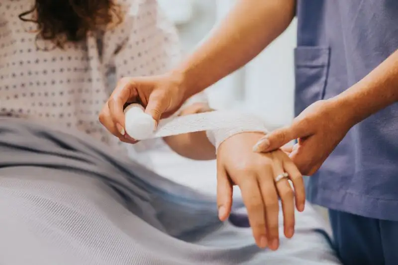 Verband wird an Arm angelegt